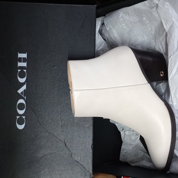 Pair of pacey leather bootie chalk color boots size 9 womens boots - Picture 1 of 3